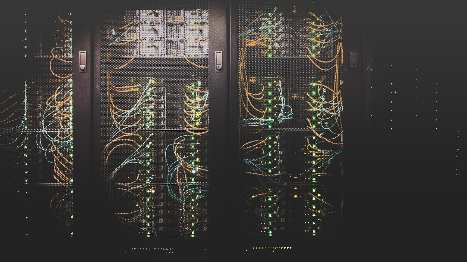 Centro de datos y racks de servidores para infraestructura de inteligencia artificial soberana